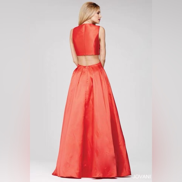 JOVANI gown size M(6) simple temperament, glossy satin A-line evening dress - Picture 2 of 8